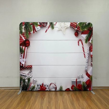 Hintergrund mit rotem und grünem Weihnachtsschmuck und Platz für Text.