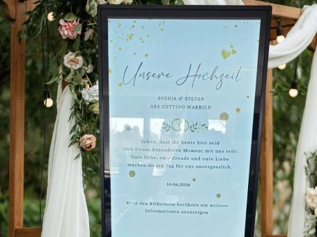 Hochzeitsprogramm auf blauem Hintergrund mit floralen und goldenen Akzenten.