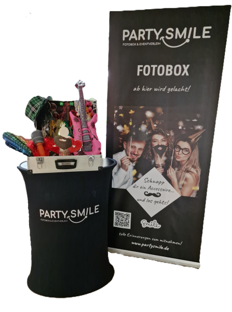 Stand zur Fotobox mit bunten Requisiten und Werbebanner im Hintergrund.