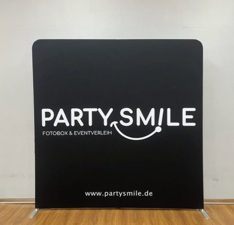 Schwarzer Hintergrund mit dem Schriftzug „PARTY SMILE“ und der Webseite „www.party-smile.de“.