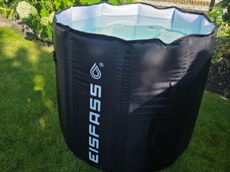 Mixer in Schwarz mit transparentem Behälter und bedienfreundlichen Tasten.
