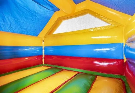Hüpfburg innen Bunte, leere Hüpfburg mit blauen, roten, gelben und grünen Wänden und Boden.