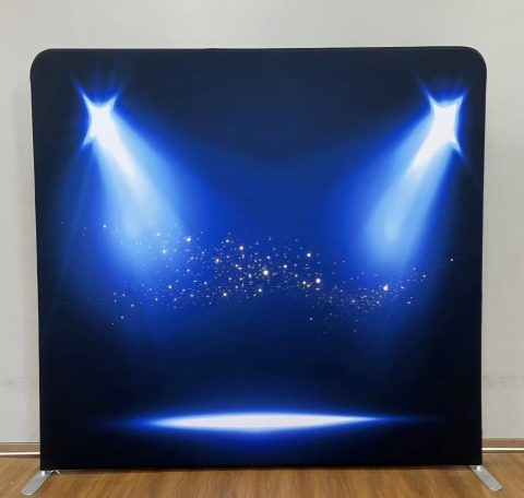 Blauer Hintergrund mit Scheinwerfern und funkelnden Lichtern auf einem Boden.