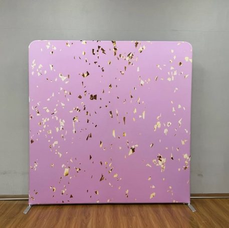 Rosa Hintergrund mit goldenen Sprenkeln, geeignet für Fotokulissen oder Veranstaltungen.