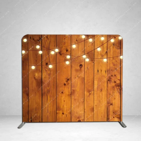 Holzwand mit warmen Lichtern, ideal für Veranstaltungen oder Foto-Hintergründe.