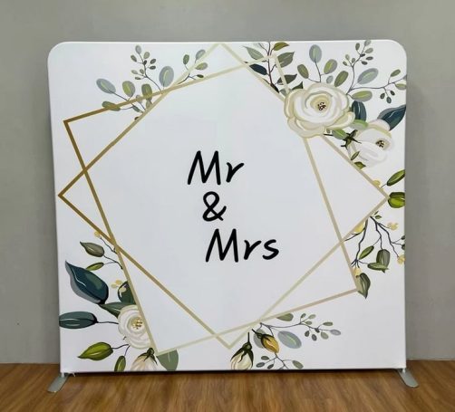 Hintergrund mit der Aufschrift "Mr & Mrs" und floralen Dekorationen.