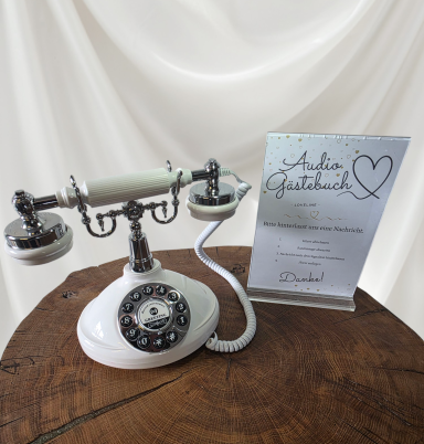 Vintage Telefon auf einem Holztisch neben einer Hochzeitskarte.
