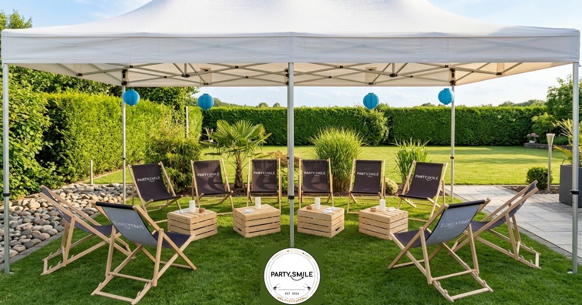 Chill Ecke Gartenbereich mit Liegestühlen, einem Zelt und grüner Rasenfläche.