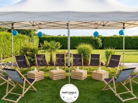 Hochzeitsprogramm auf blauem Hintergrund mit floralen und goldenen Akzenten.