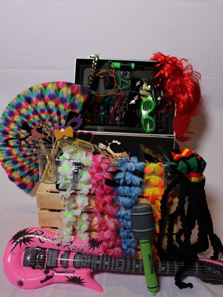 Bunte Kostüme und Accessoires, darunter eine Gitarre und Haarrequisiten.