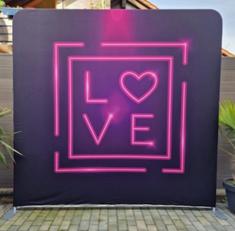 Hintergrund mit dem Wort "LOVE" in pinkem Neon-Look auf schwarzem Grund.