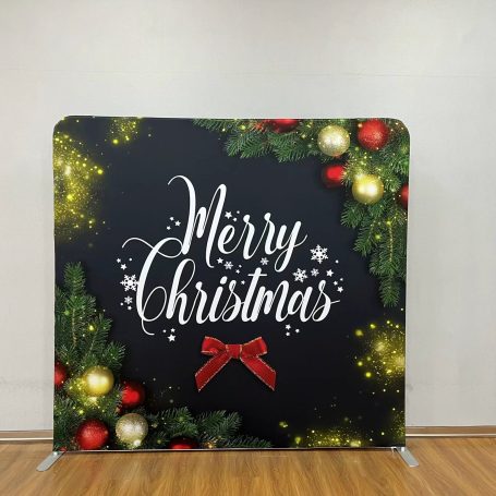 Merry Christmas Schriftzug mit Weihnachtsbaumdekoration und roten Schleifen.