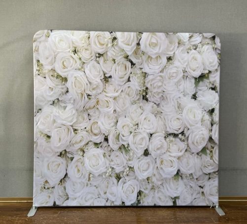 Ein Hintergrund mit weißen Rosen auf hellem Stoff.