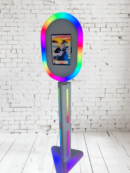 Ein neonfarbenes Smartphone-Display mit rot eingezäunter Warteschlange.