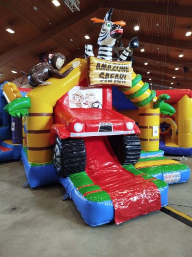 Cooles Design Bunte Hüpfburg mit Auto, Zebra und Affe, beinhaltet Rutsche im Innenbereich.