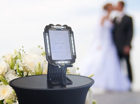 Zwei interaktive digitale Bildschirme mit verschiedenen Bildern auf hellem Hintergrund.