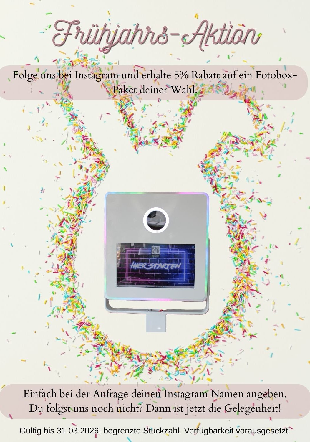 Drei Personen mit Masken und Party-Accessoires, umgeben von Konfetti.